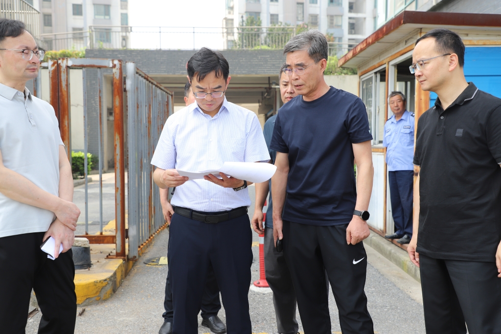 魏鋒調(diào)研“把支部建進(jìn)小區(qū)”工作